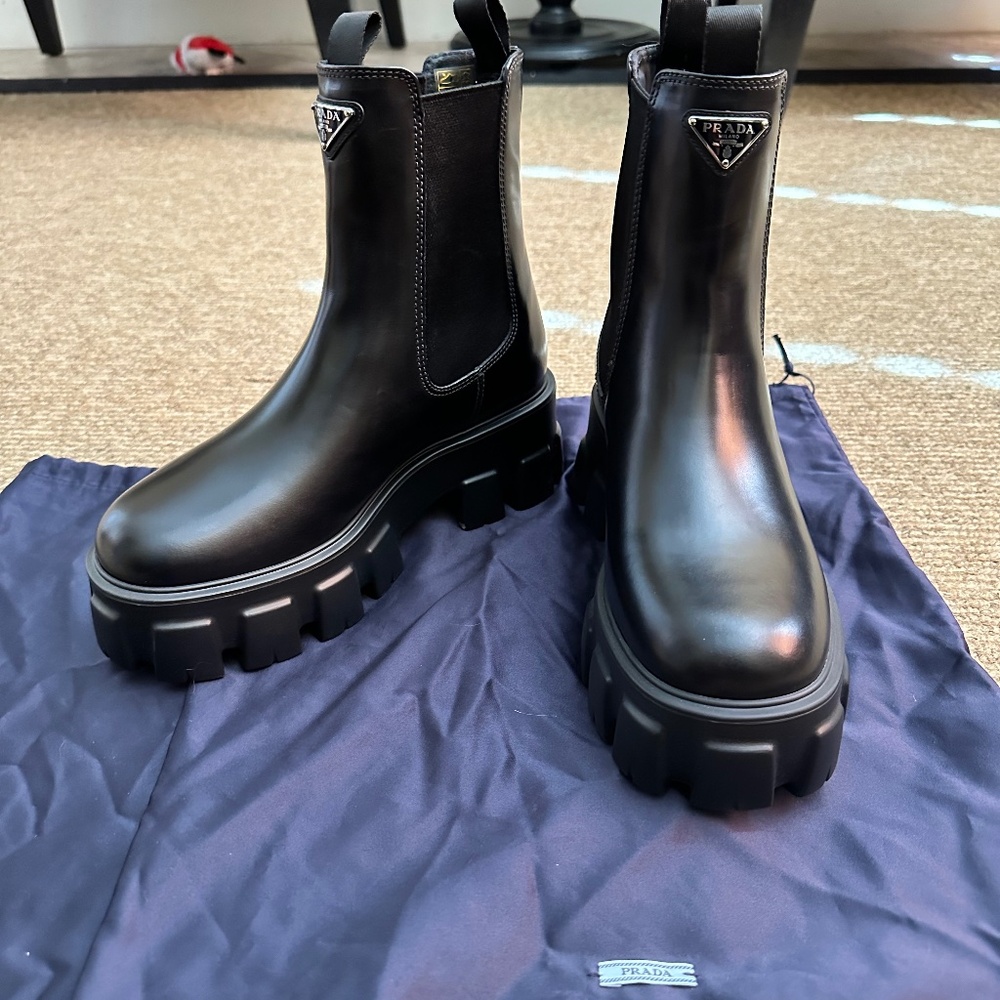 NEVER WORN PRADA BOOTS 38